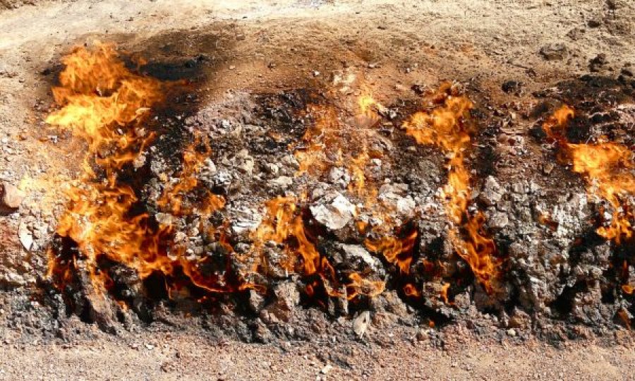 Misteri i zjarrit që nuk shuhet as kur bie shi e borë