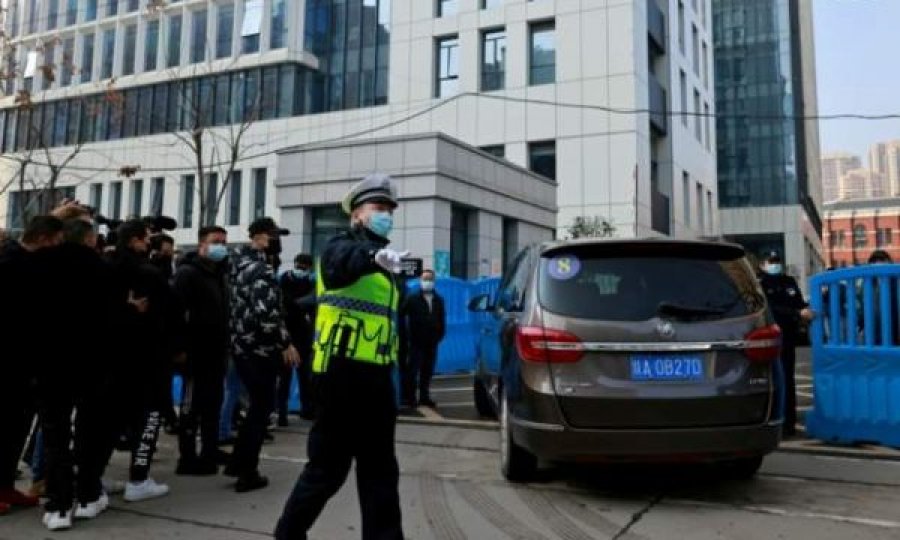 Ekspertët e OBSH hyjnë në laboratorin e Wuhanit, hetojnë origjinën e COVID-19