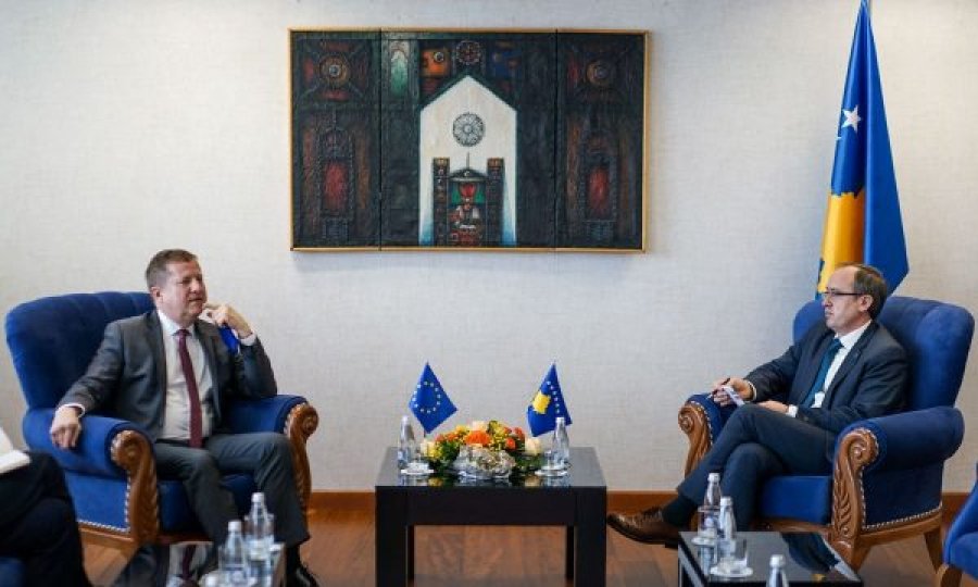 Avdullah Hoti takon ambasadorin Tomas Szunyog, flasin për reformën evropiane