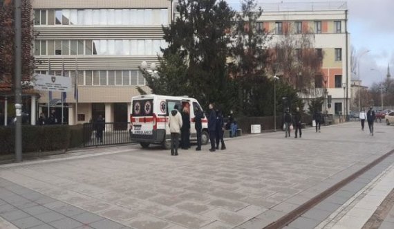 Lëndohet një polic në aksionin e PSD’së, ambulanca arrin në vendngjarje