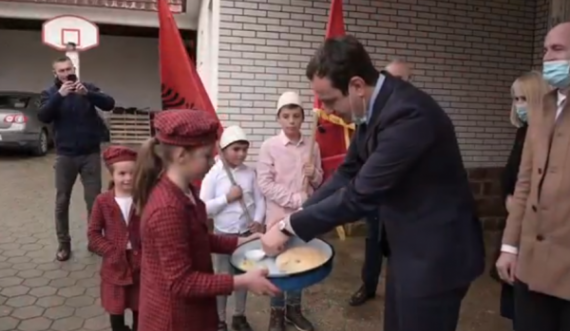  VV shpërndan një video: Kurti u mirëprit dje nëpër shtëpitë dhe odat e Skenderajt 