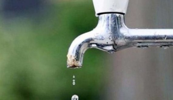 “Cilësia e ujit në bunare dhe puse nuk është e sigurt”, priten reduktime në furnizim