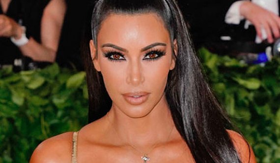 Kim Kardashian po i shijon pushimet luksoze me motren e saj