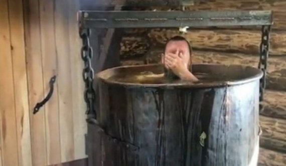 Biznesmeni rus 'zien' veten në një kazan, thotë se e bën për kurimin e sëmundjeve 