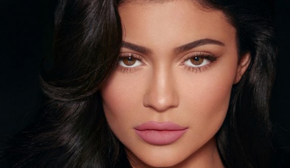 Nëse po pyesnit për sekretin e bukurisë së Kylie Jenner ja ku e keni!