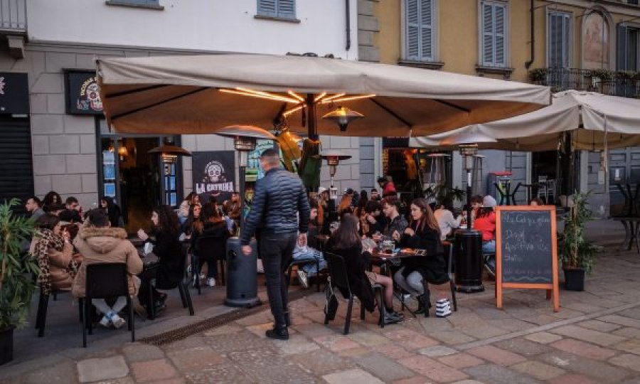 Italia u dorëzohet kufizimeve anti-Covid, kafenetë mbushen plot
