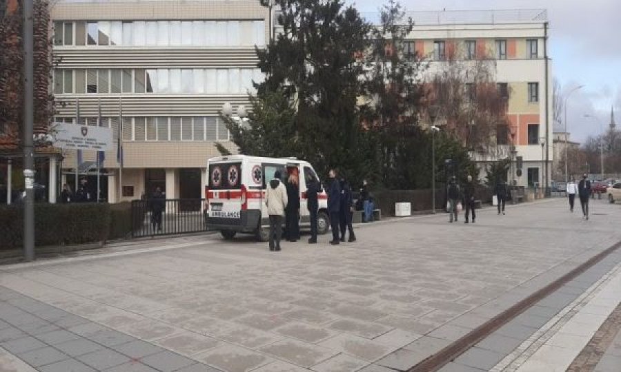 Lëndohet një polic në aksionin e PSD’së, ambulanca arrin në vendngjarje