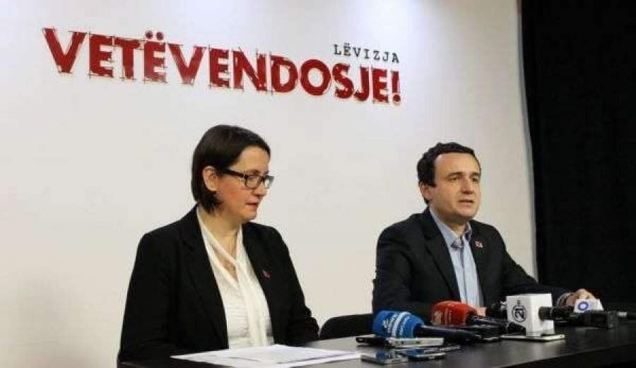 Aida Dërguti për Albin Kurtin: Masi jeni turr si mizat në m.. përparon pse jo?