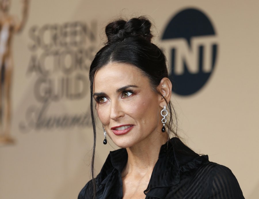 Demi Moore e transformuar nga operacionet plastike