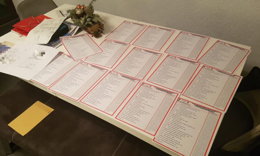 Votues nga mërgata e fotografojnë fletëvotimin