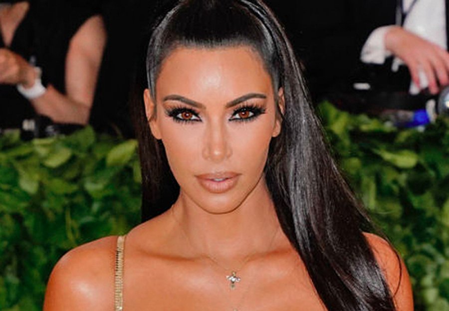 Kim Kardashian shfaqet pa unazën e saj të martesës