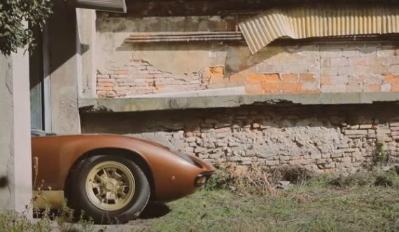 Lamborghini që vlen 2 milionë euro ‘fshihej’ në një kasolle në fshat