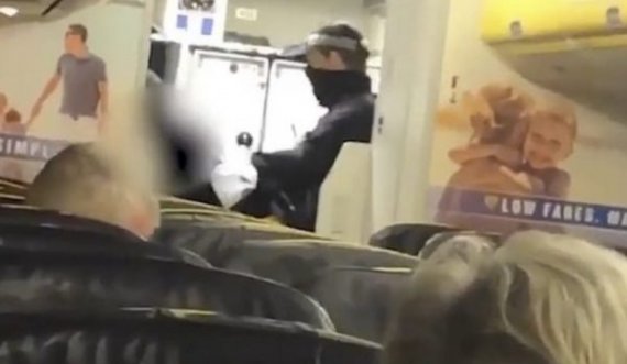 24-vjeçari shkakton kaos në bordin e avionit pasi refuzoi ta barte maskën