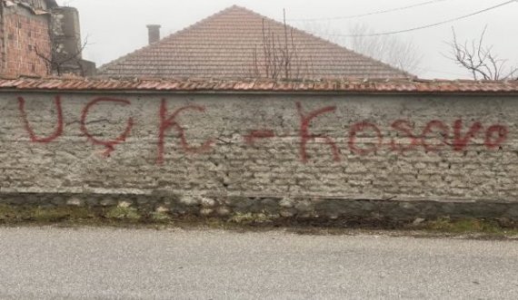 Portali serb në Kosovë: Në fshatin me shumicë serbe janë vendosur mbishkrime me UÇK’në