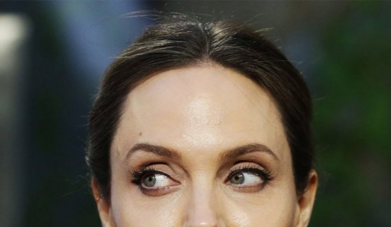 Jeni kurioz të dini çfarë mban në çantë Angelina Jolie?