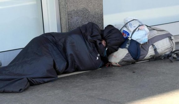 I pastrehu vdiq nga i ftohti edhe pse në bankë kishte 100 mijë euro dhe pension