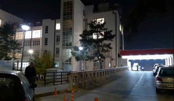 Si është gjendja e të riut që u plagos në Prishtinë, flasin nga QKUK-ja