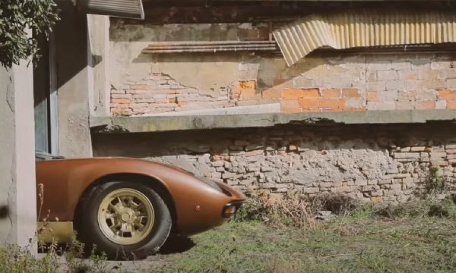 Lamborghini që vlen 2 milionë euro ‘fshihej’ në një kasolle në fshat