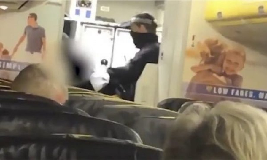 24-vjeçari shkakton kaos në bordin e avionit pasi refuzoi ta barte maskën