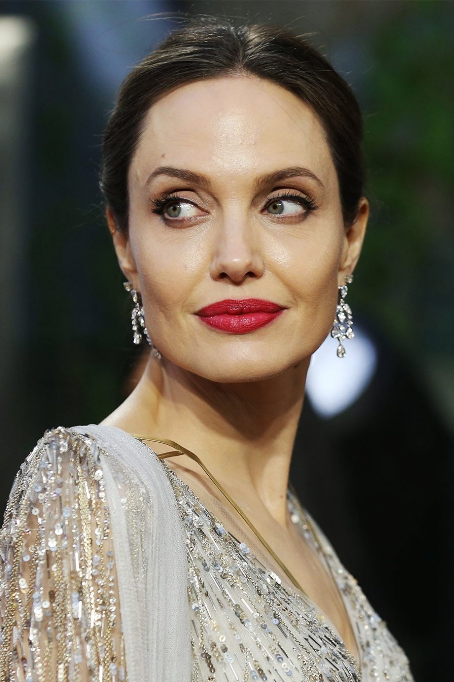 Jeni kurioz të dini çfarë mban në çantë Angelina Jolie?