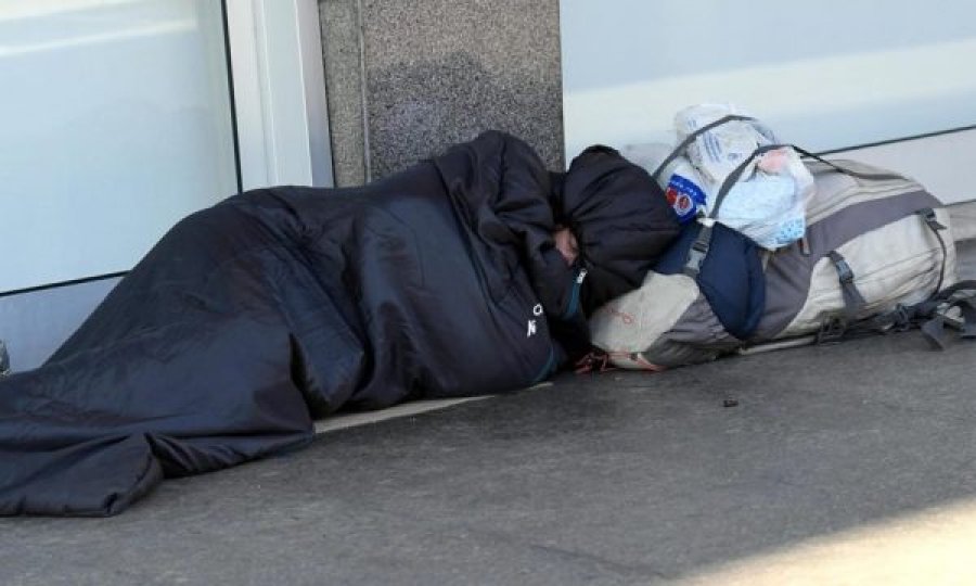 I pastrehu vdiq nga i ftohti edhe pse në bankë kishte 100 mijë euro dhe pension