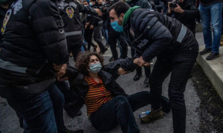 Turqia reagon pas protestave të studentëve, akuzon vendet tjera: “Shikojeni veten së pari”