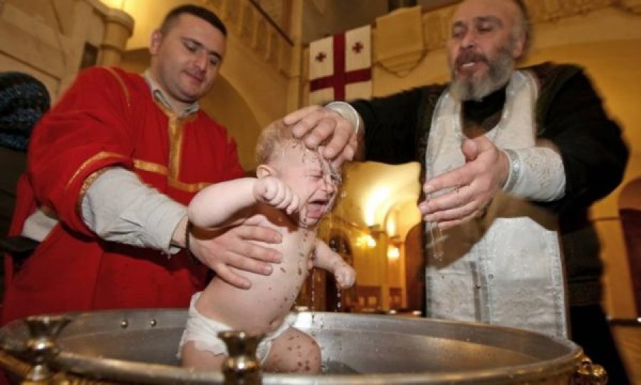 Një foshnje në Rumani vdiq pas pagëzimit, u zhyt tri herë në ujë
