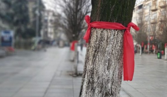 Vetëvendosje var shamia të kuqe nëpër Prishtinë