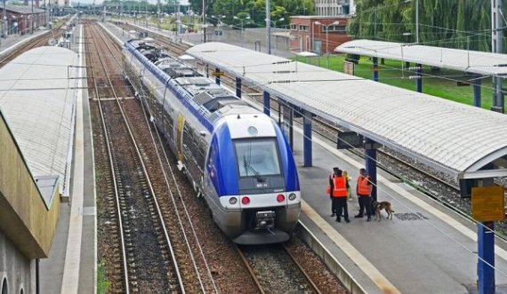 Në Francë një grua tenton të vetëvritet në shinat e trenit, makinisti hero e shpëton