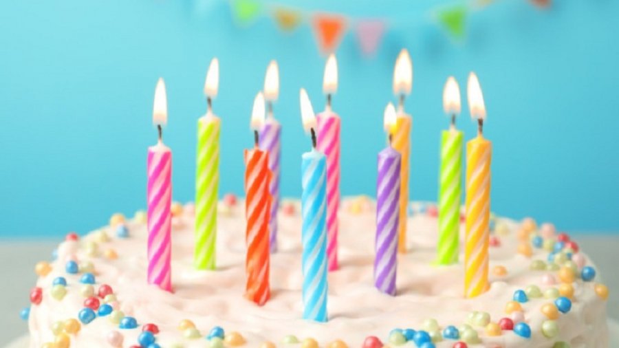Pse hamë tortë dhe u fryjmë qirinjve për ditëlindje?