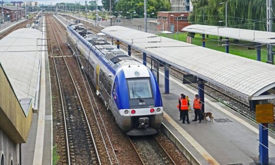 Në Francë një grua tenton të vetëvritet në shinat e trenit, makinisti hero e shpëton