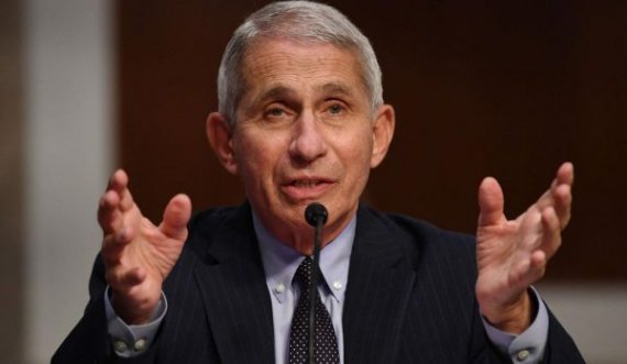 Fauci: Amerikanët mund të mbajnë maska edhe në vitin 2022