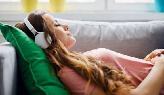 Muzika mund të rrisë kujtesën dhe ju ndihmon të flini më mirë