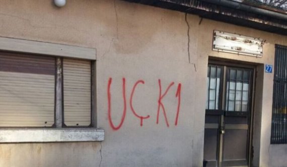 Shkroi në muret e një shtëpie “UÇK-Kosovo”, policia e arreston