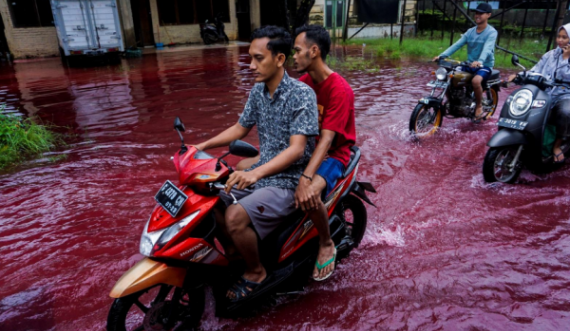 Një fshat në Indonezi përfshihet nga “vërshimet e kuqe”, duken si liqen gjaku