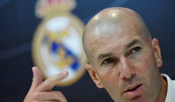 Zidane kapet me gazetarin: “Ti më bën të qesh… Ma thuaj në fytyrë, nëse dëshiron që të shkarkohem”