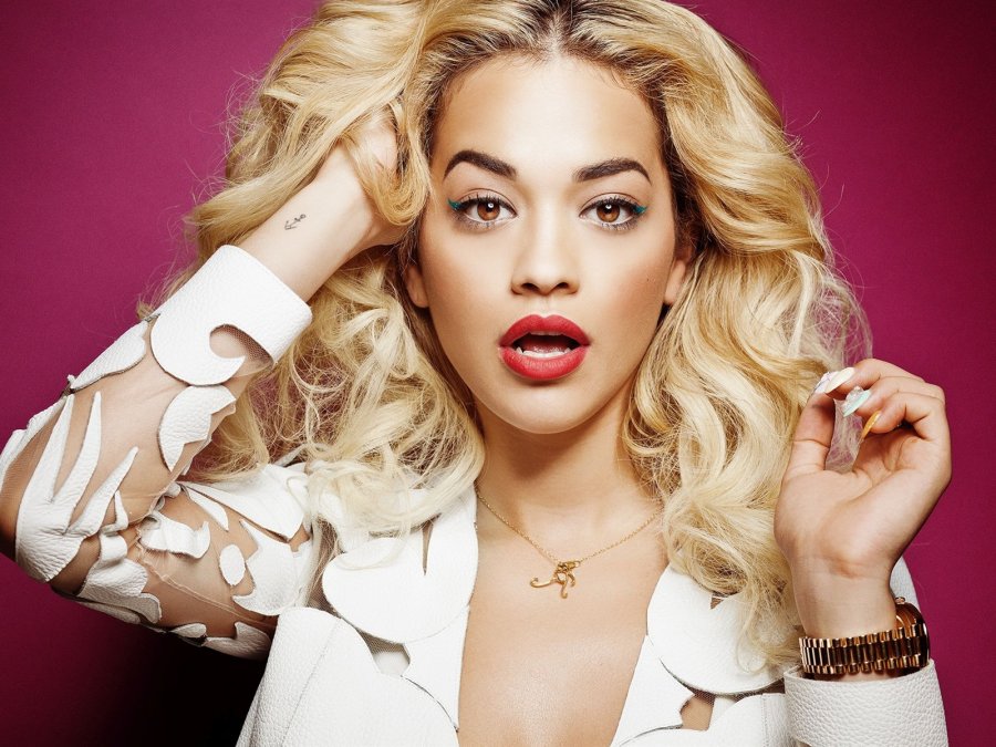 Rita Ora iu përgjigjet kritikave për veshjen: Nuk më intereson çfarë mendojnë të tjerët