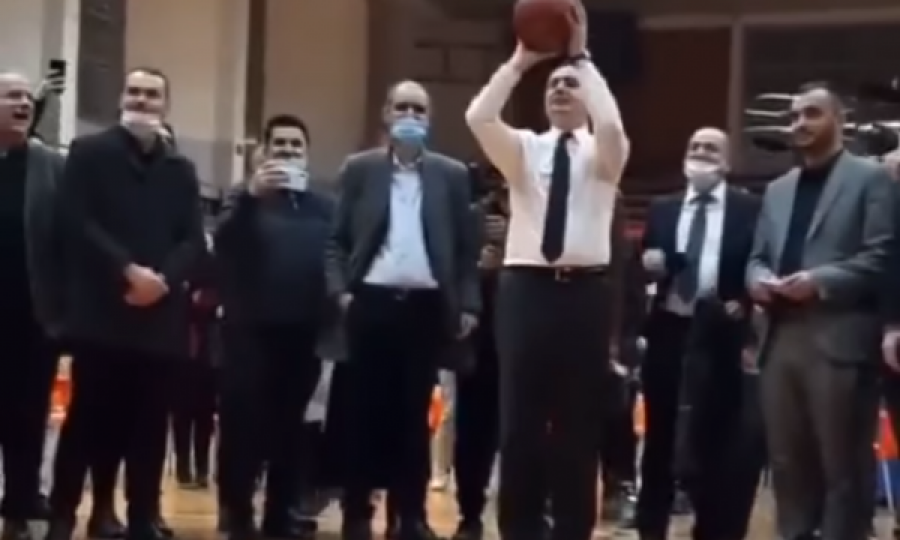 Kurti shënon kosh nga gjuajta e lirë, elektrizohen ndjekësit e tij