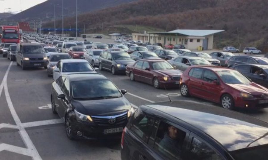 Kosovarët ia mësyjnë Shqipërisë për fundjavë, krijohen kolona në kufi