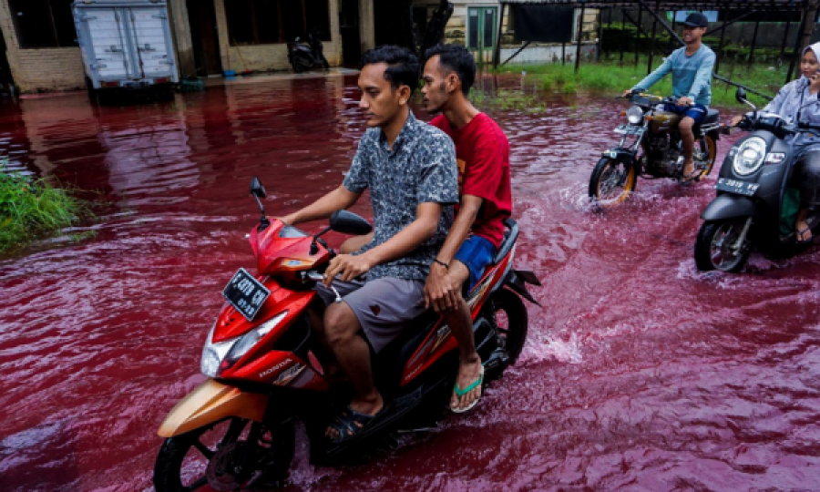 Një fshat në Indonezi përfshihet nga “vërshimet e kuqe”, duken si liqen gjaku