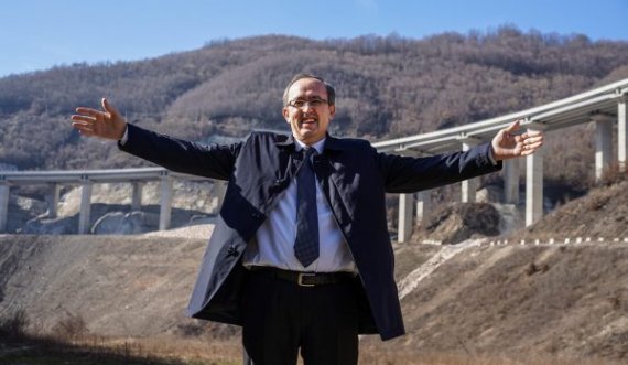 “Nuk e di kush po e këshillon”, Latifi komenton fotot e vetmuara të Hotit