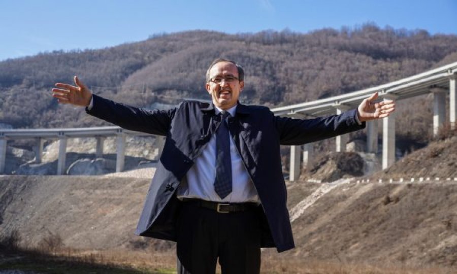 “Nuk e di kush po e këshillon”, Latifi komenton fotot e vetmuara të Hotit