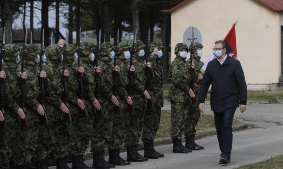 Vuçiq: Vazhdojmë të investojmë në ushtrinë serbe, për të shpëtuar vendin