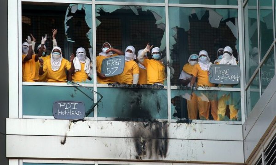 Nuk durojnë më masat anti-COVID, të dënuarit i vënë flakën burgut