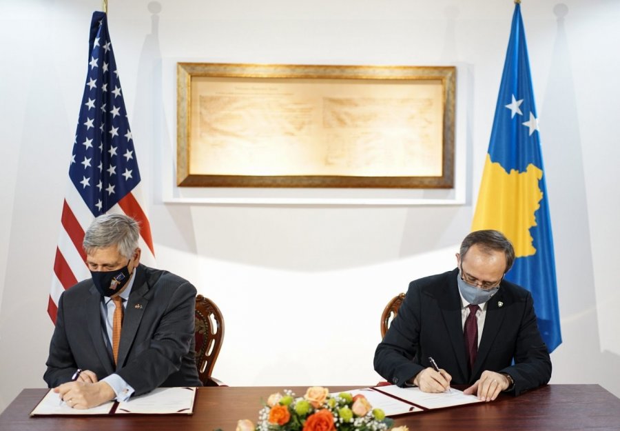 Hoti tregon se Marrëveshja e Nxitjes së Investimeve Kosovë-SHBA ka hyrë në fuqi: Të vetmit në Ballkan me këtë marrëveshje