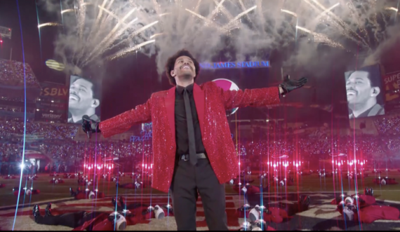 The Weeknd elektrizon skenën e “Super Bowl” me performancën që kushtoi 7 milionë dollarë