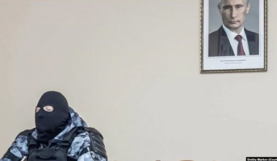 Kjo foto e bërë në një stacion policie në Rusi shitet për afro 27 mijë dollarë