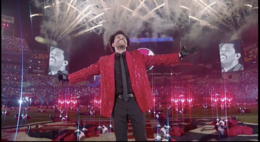The Weeknd elektrizon skenën e “Super Bowl” me performancën që kushtoi 7 milionë dollarë