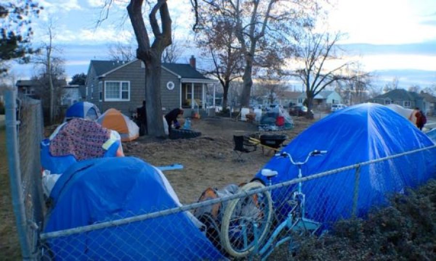 Një person ngre tenda në oborrin e shtëpisë së tij për njerëzit e pastrehë