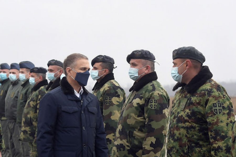 Ministri serb i Mbrojtjes: Duhet ta pajisim ushtrinë, situata në Kosovë po ndërlikohet